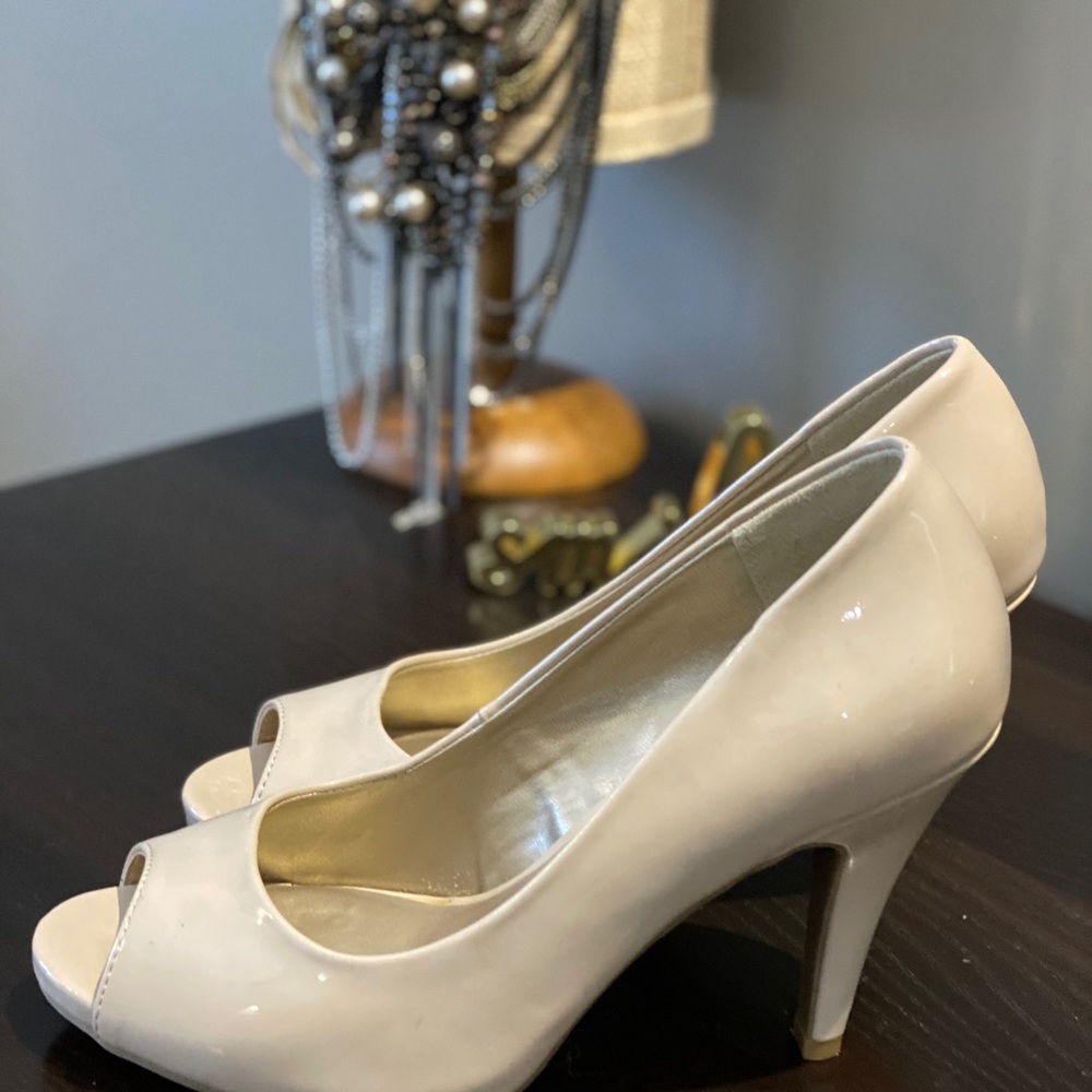K studio Open toe cream heels